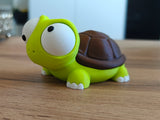 Detail van schildpadfiguurtje met beweegbare ogen en klein lachend gezicht