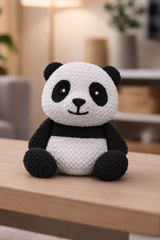 Zwart-wit 3D-geprint pandafiguurtje, rechtop zittend, ca. 8 cm hoog