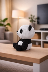 Pandafiguurtje als bureaudecoratie naast kantoorartikelen en planten