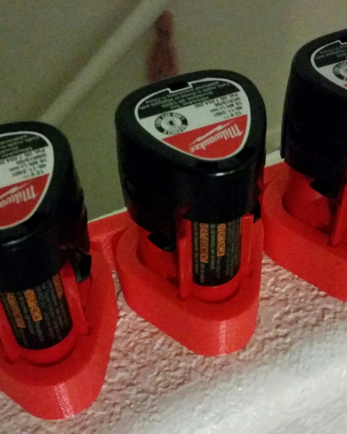 Wandhouder voor drie Milwaukee M12-accu's