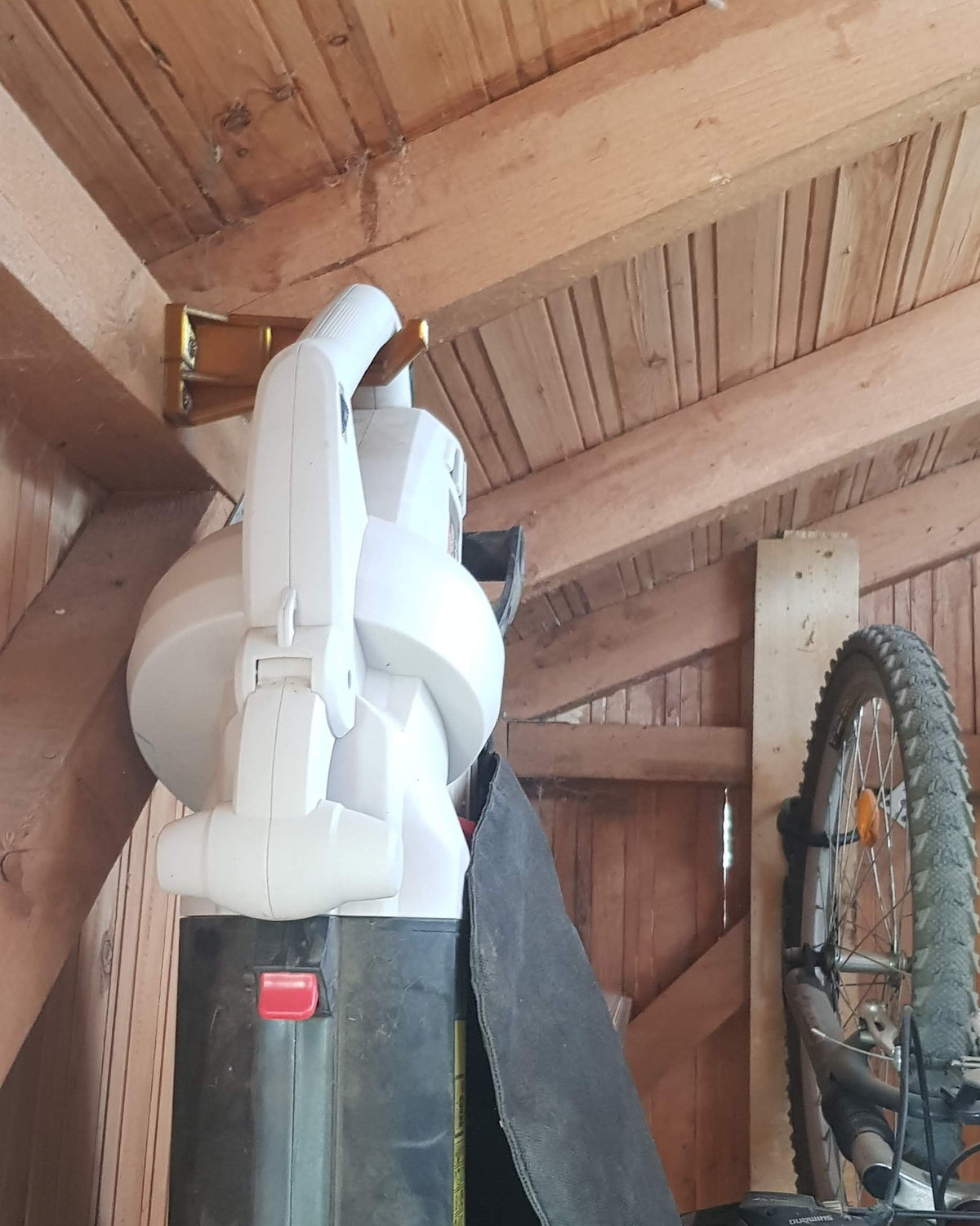 Haak voor tuingereedschap voor 7x7 houten balk