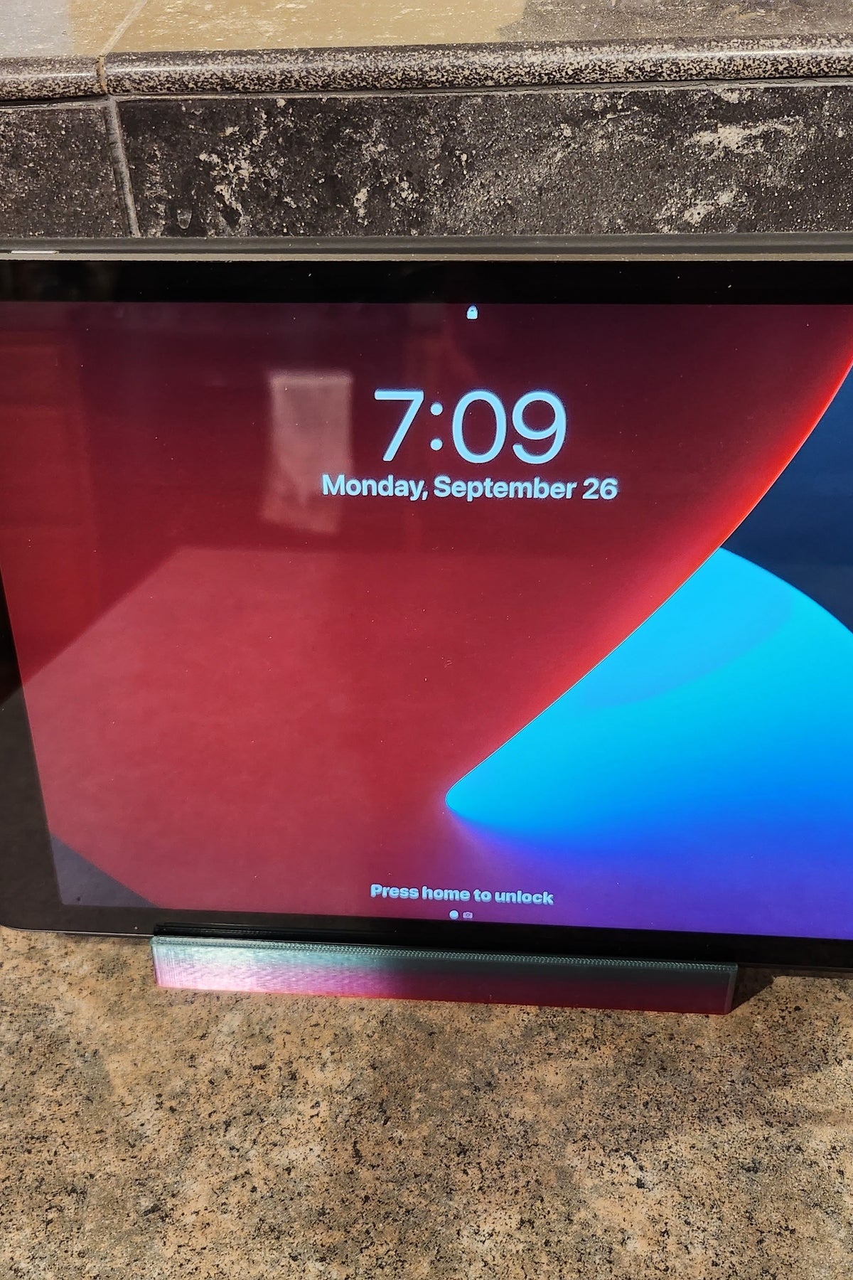iPad-standaard met kabelhaak – compacte houder voor het bureau