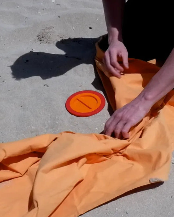 Strandkluis – Ingraafbare opbergbus met deksel voor in het zand