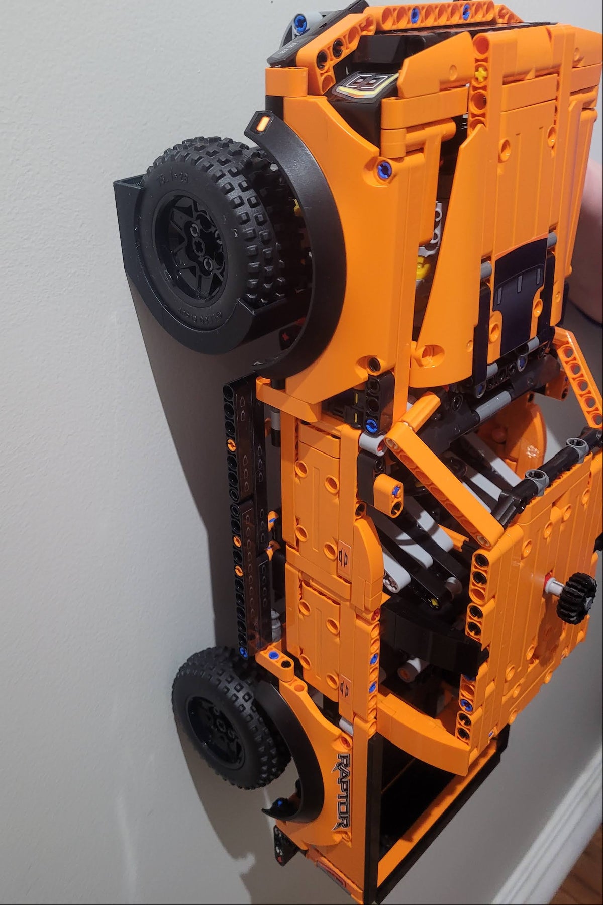 Wandhouder voor LEGO Raptor-truck – laat je set zien