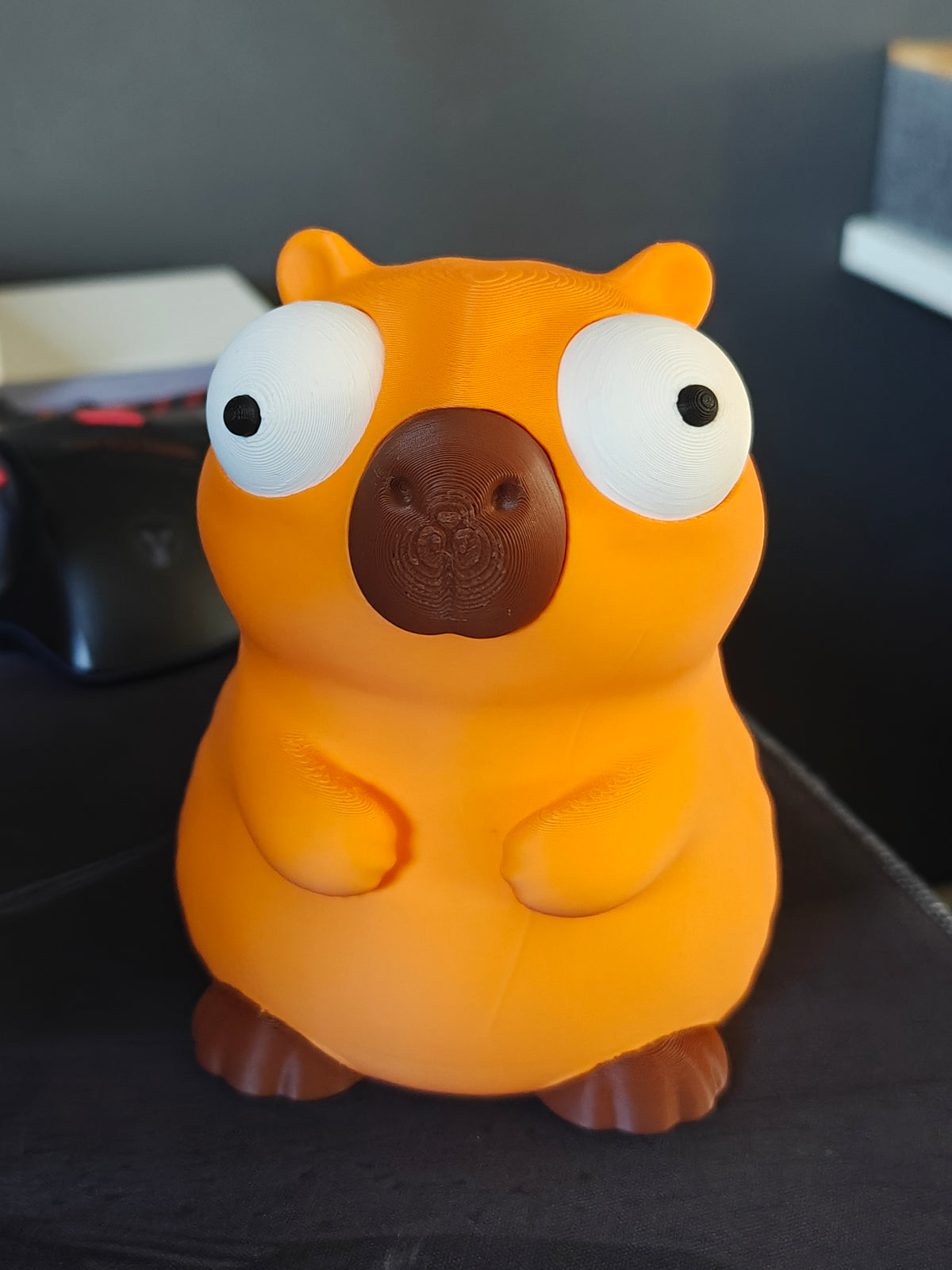 Close-up van de beweegbare googly eyes van het capibarafiguurtje, die je kunt verplaatsen