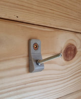 Kleine wandhaak voor gereedschap en tuinaccessoires