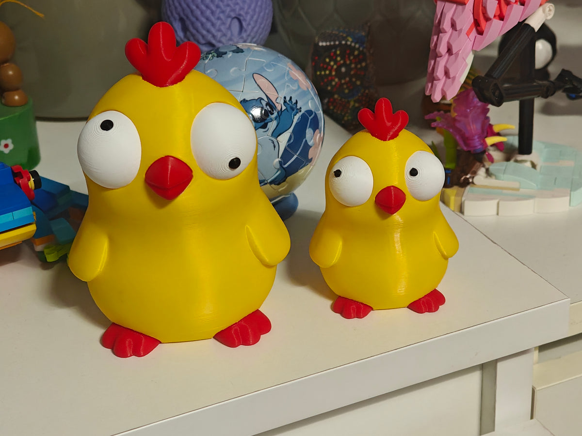 Close-up van een grappig kuikenfiguurtje met grote beweegbare googly eyes op witte achtergrond