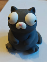Close-up van een mollig wit kattenfiguurtje met grote beweegbare googly eyes