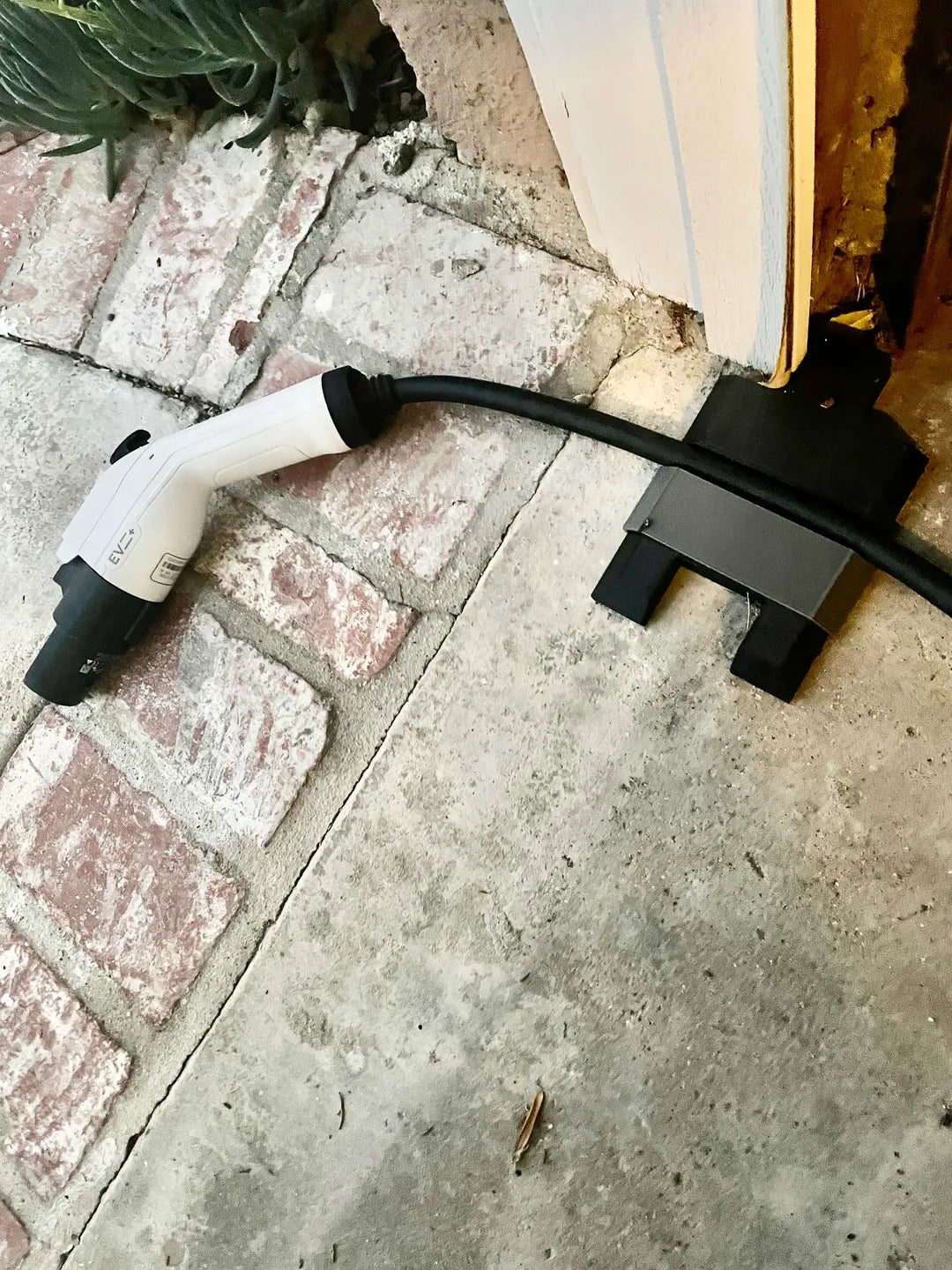 Kabeldoorvoer voor de garagedeur – bescherm je laadkabel