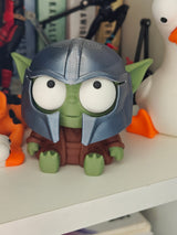 Gek Yoda-figuurtje met beweegbare ogen en grote oren, van voren gezien