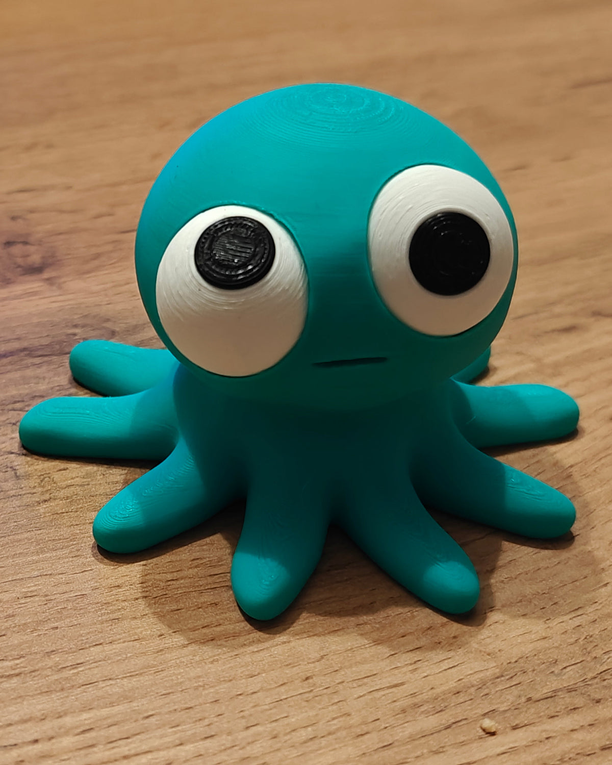 Gek octopusfiguurtje met beweegbare ogen, close-up op witte achtergrond