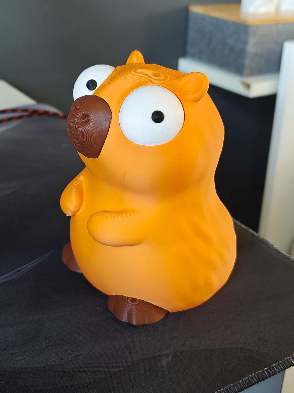 Capibara-figuur met grote beweegbare googly eyes, vooraanzicht op witte achtergrond