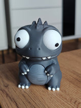 Kaiju-dinomonsterfiguurtje met grote beweegbare ogen, van voren gezien