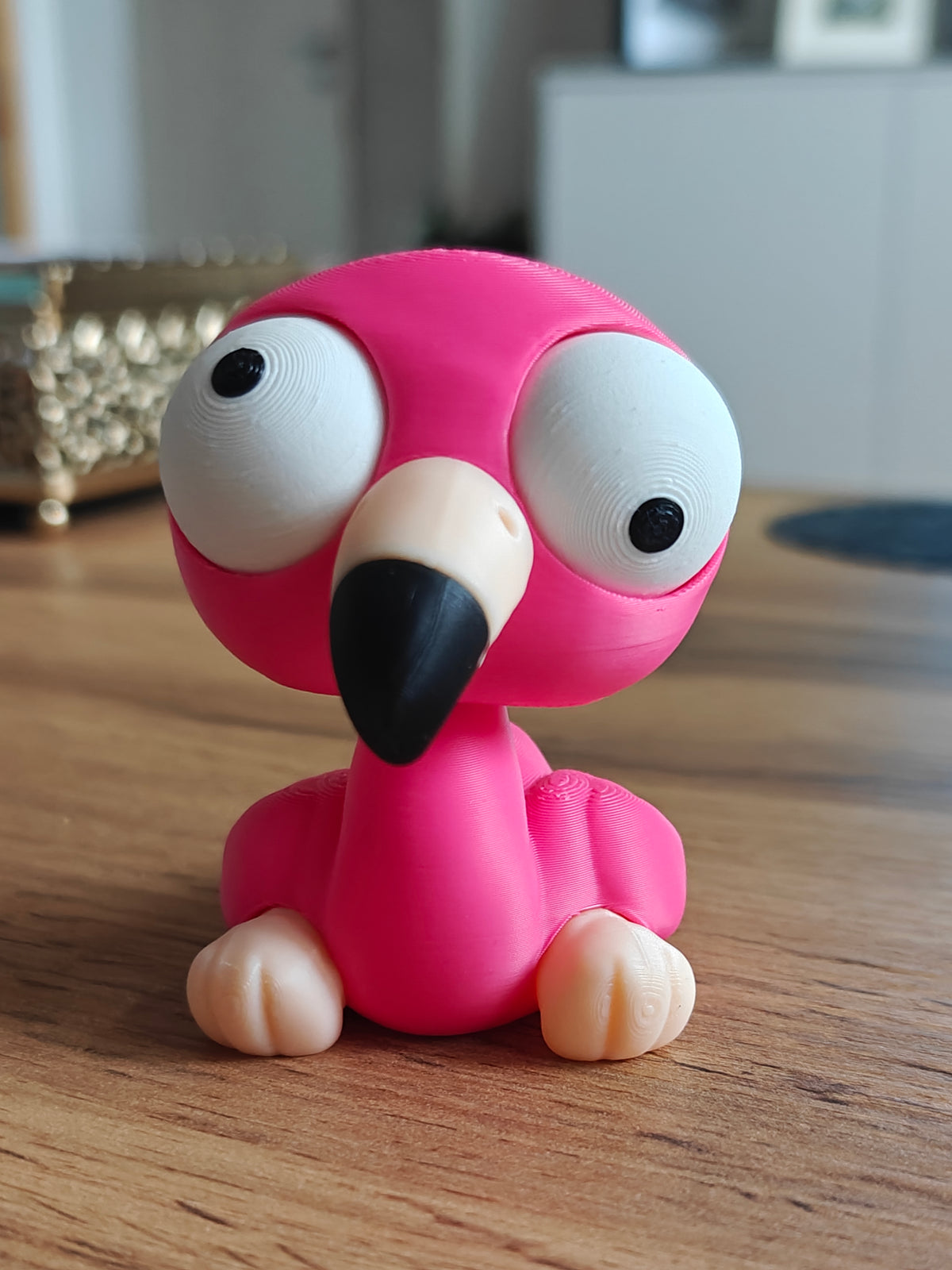 Close-up van een flamingofiguurtje uit de Goofy-serie met grote beweegbare googly eyes