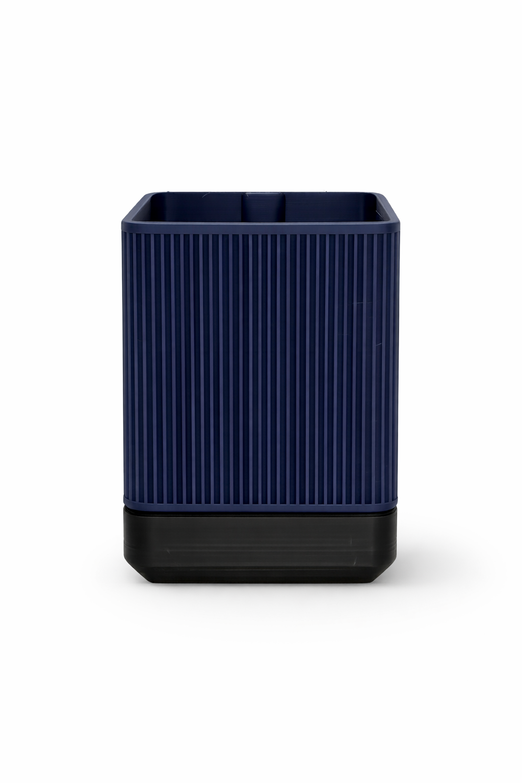 Skådis-bloempot op IKEA-gaatjesbord met een kleine vetplant