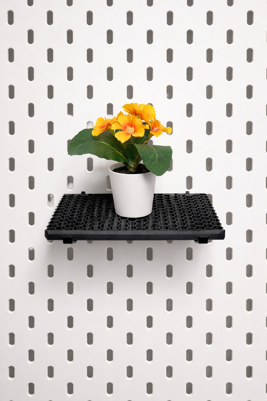 Modulaire witte plank voor het IKEA Skådis-gaatjesbord met planten en decoratie