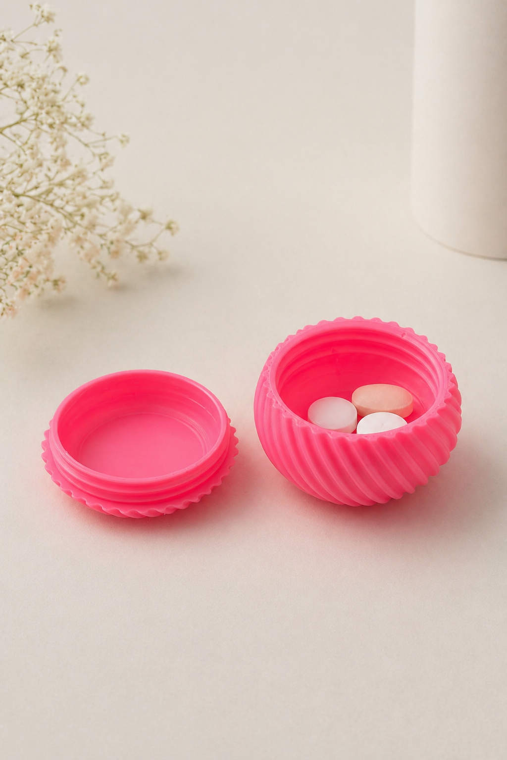Cremekleurig mini-pillendoosje met ribbels en schroefdeksel, op ware grootte