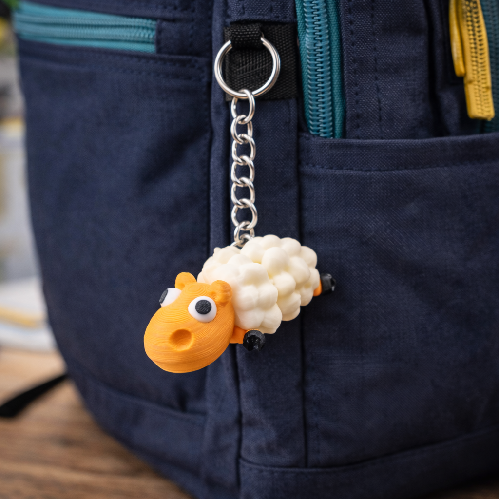 Kleine schapensleutelhanger aan een tas of rugzak