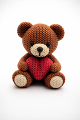 Teddybeer op een plank als woondecoratie met matte, natuurlijke afwerking