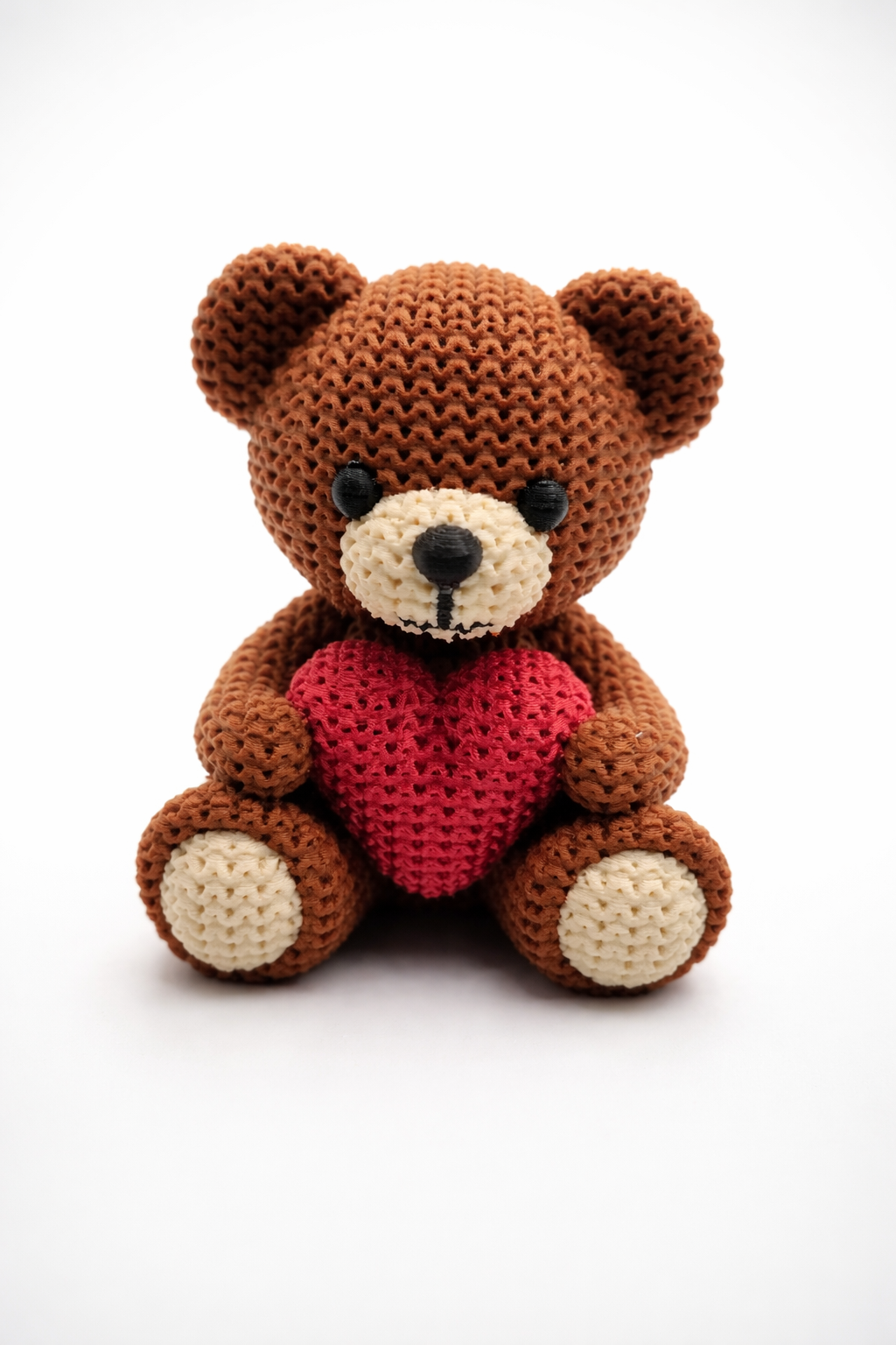 Teddybeer op een plank als woondecoratie met matte, natuurlijke afwerking