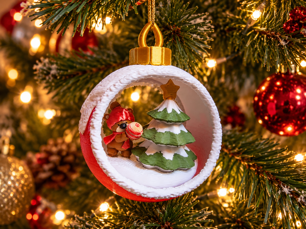 Kerstbal met beertje en kerstboom