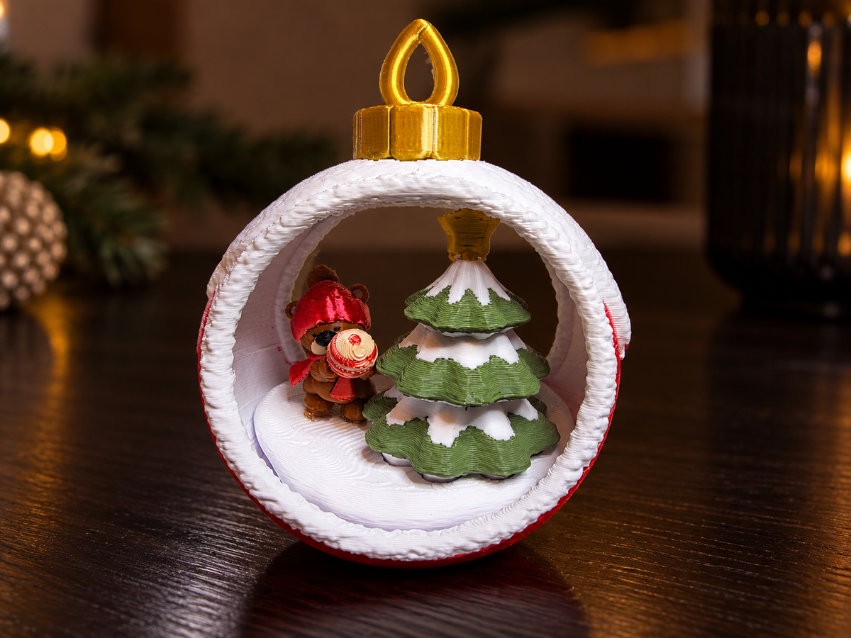 Kerstbal met beertje en kerstboom