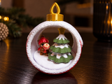 Kerstbal met beertje en kerstboom