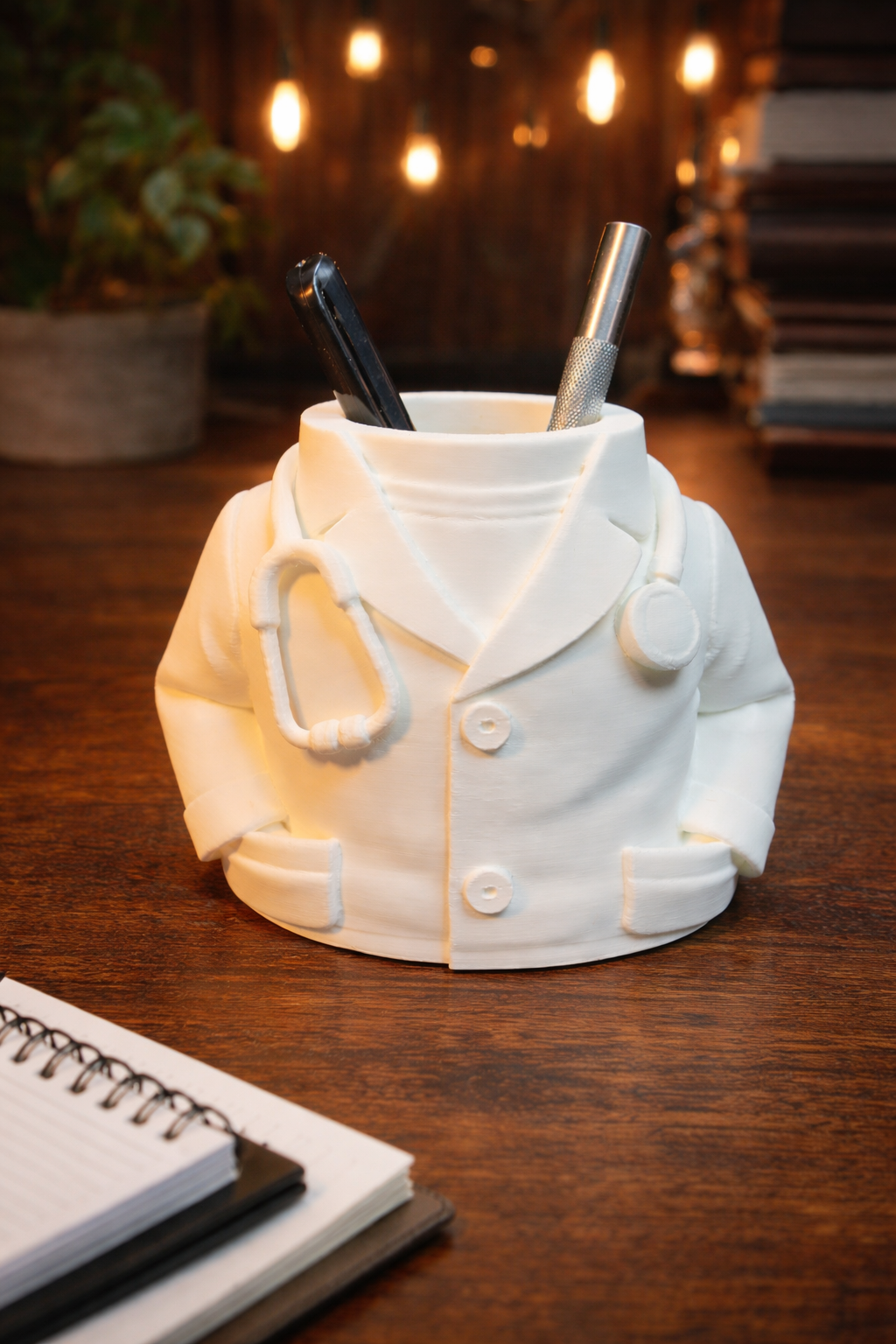 Witte pennenhouder voor artsen met realistische stethoscoop en knoppen