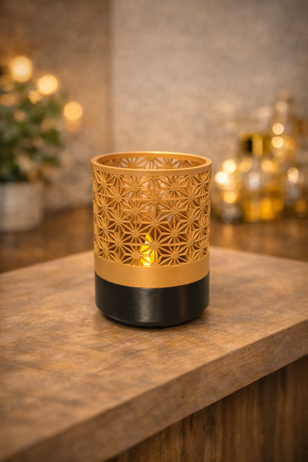 Elegante witte theelichthouder met decoratief patroon en warm ledlicht