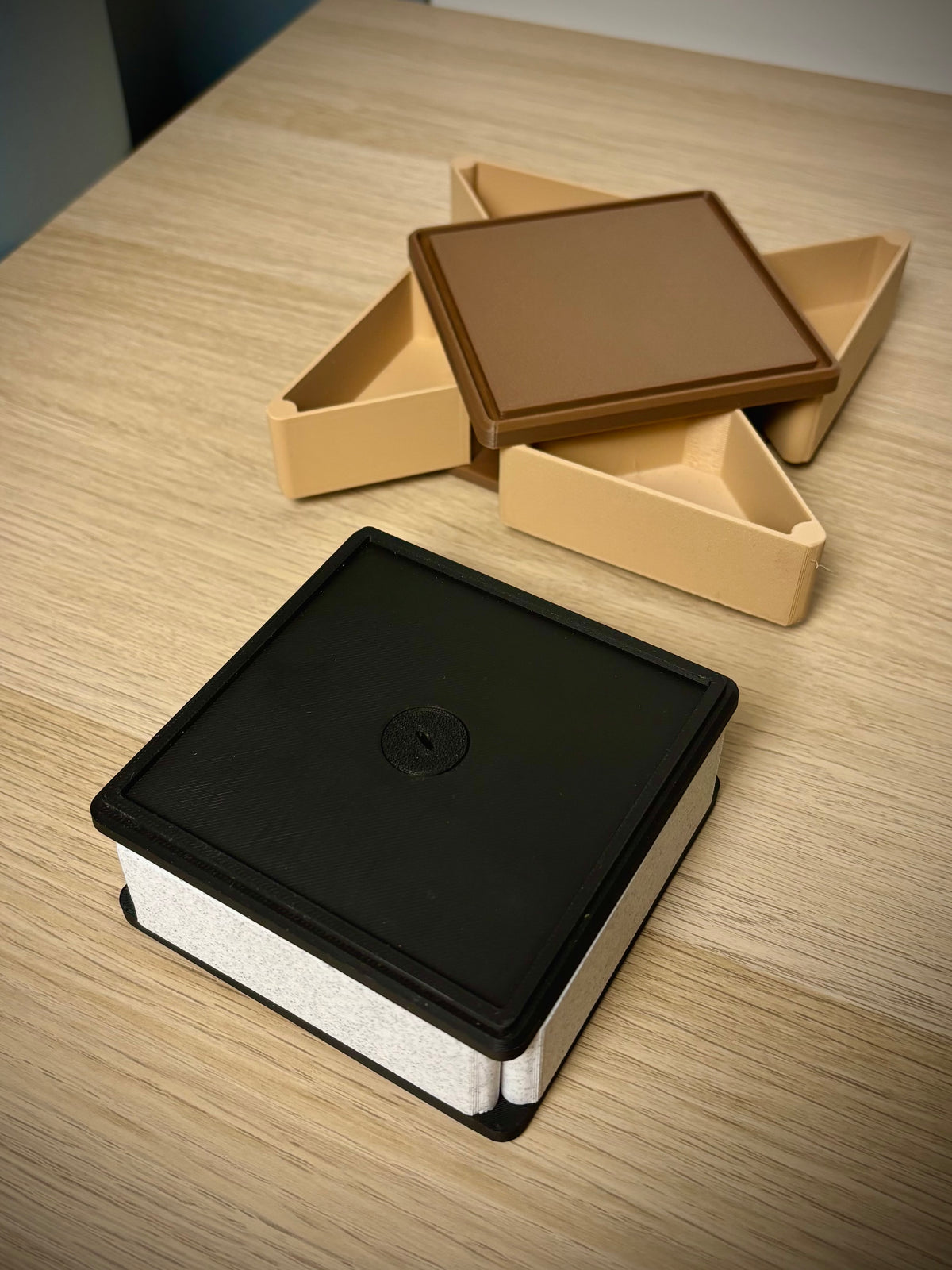 Draaibare stapelbare opbergbox voor op het bureau
