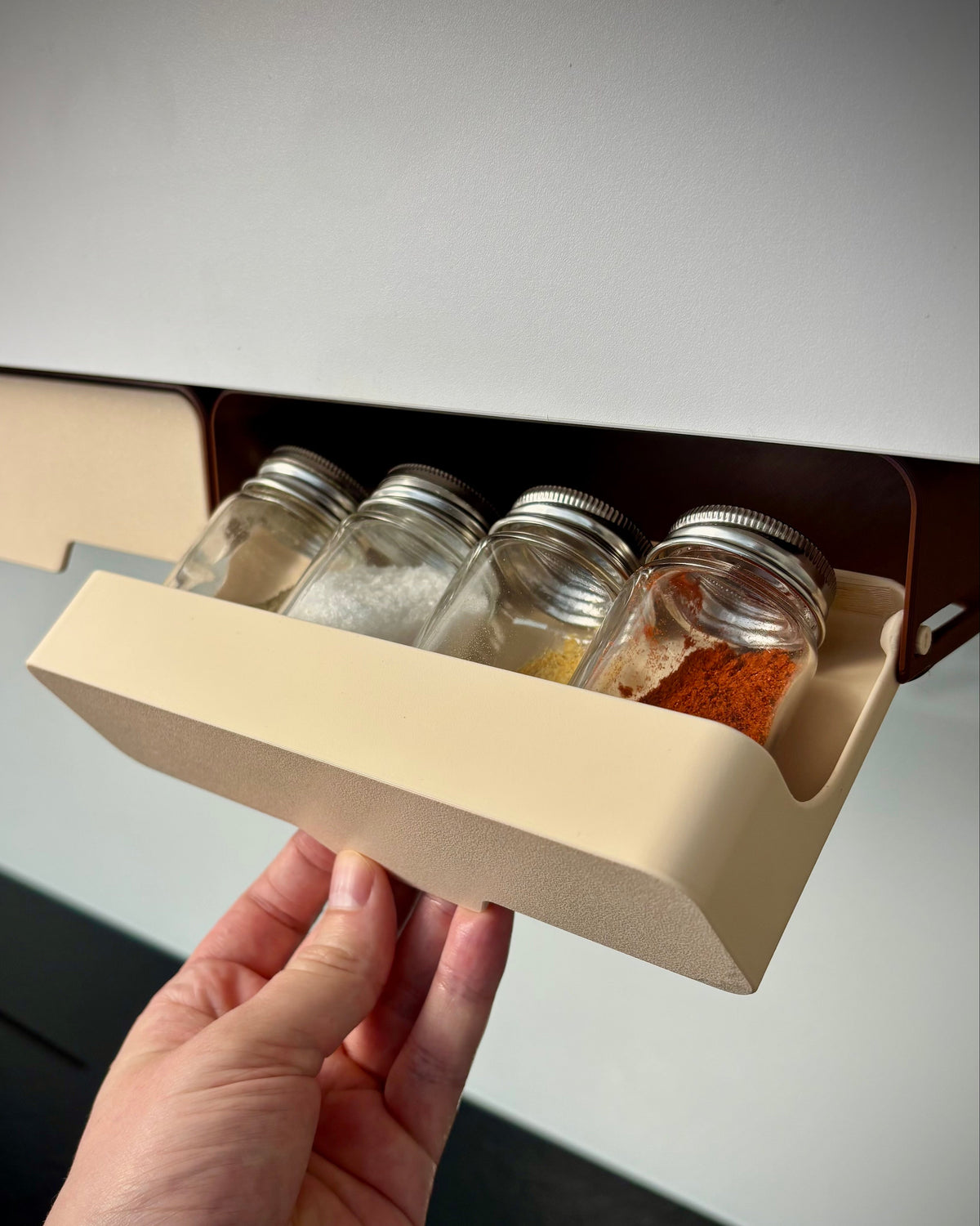 Kruidenrek voor montage onder de kast – uittrekbare houder