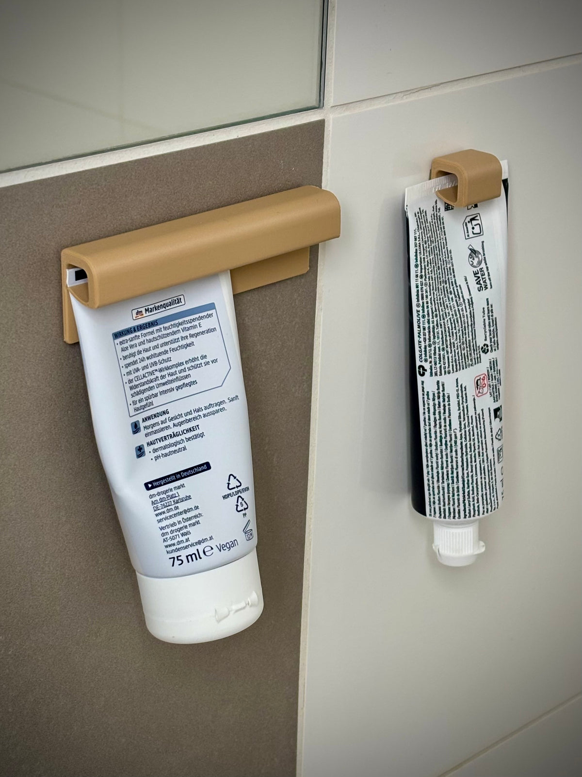 Houder voor tubeknijpers – organizer aan de muur voor de badkamer