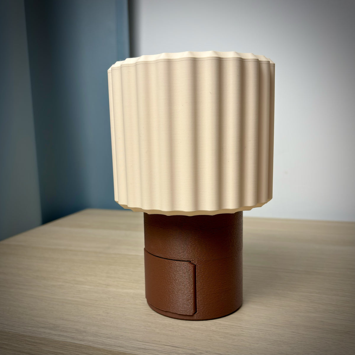 Lamp met geheime lade – push-to-open opbergvak