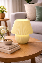 De lamp van opzij gezien op een bureau met usb-voedingskabel