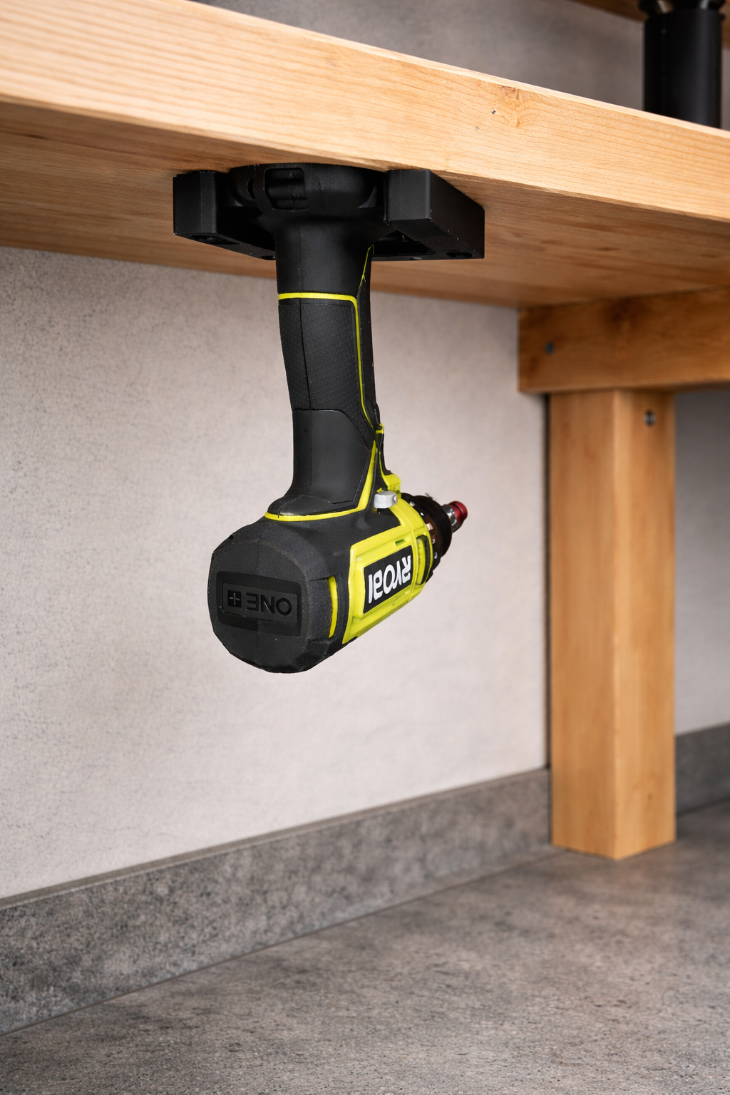 Ryobi gereedschapshouder onder de tafel gemonteerd voor handige opberging