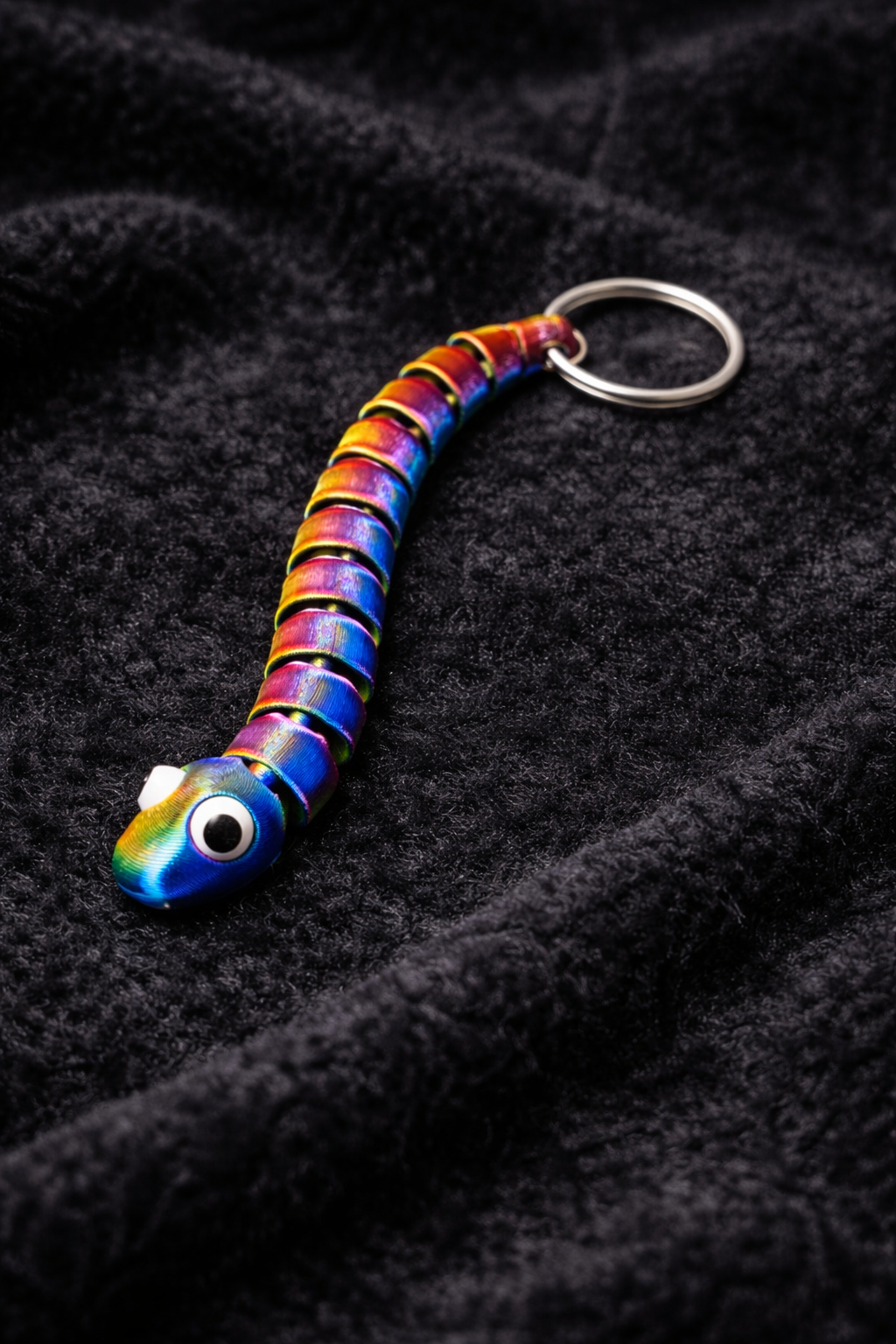 Kleurrijke slangsleutelhanger in regenboogkleuren met flexibel, geleed design
