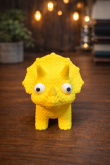Geel triceratopsfiguurtje van 9 cm met schattige googly eyes en vriendelijke uitdrukking
