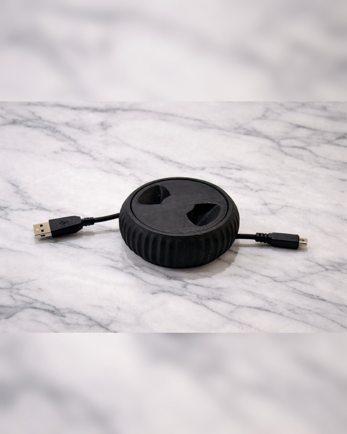 Compacte witte USB-kabelhaspel om kabels van 1,5 m op te bergen