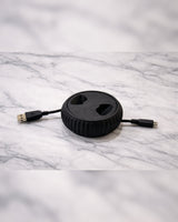 Compacte witte USB-kabelhaspel om kabels van 1,5 m op te bergen