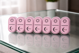 Pillendoosje in de hand, laat het formaat zien en hoe makkelijk je het dagelijks meeneemt