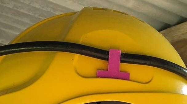 Kabelhouder voor de hoofdlamp op een mijnwerkershelm