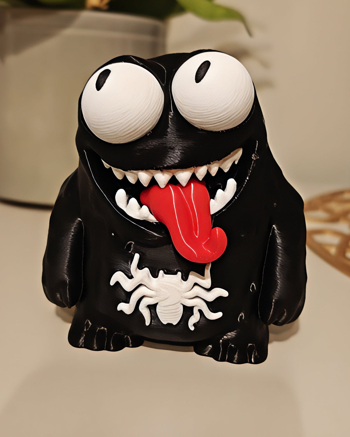 Close-up van een grappig Venom-figuur met grote beweegbare googly eyes op witte achtergrond