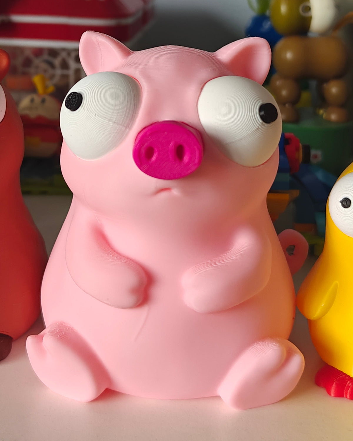 Close-up van een varkensfiguur uit de Goofy-serie met grote beweegbare googly eyes