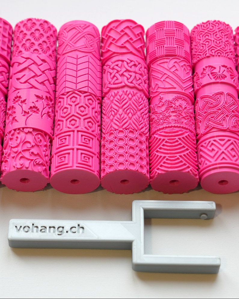 Textuurroller met handvat voor keramiek op een wit oppervlak met patroondetail