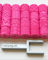 Textuurroller met handvat voor keramiek op een wit oppervlak met patroondetail