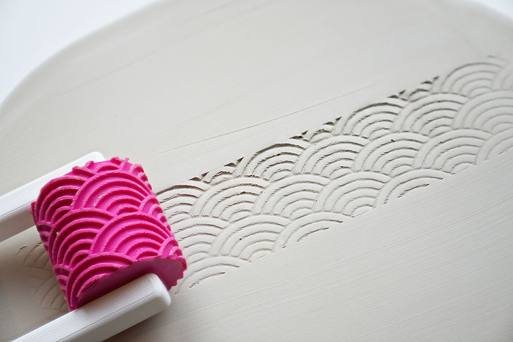 Close-up van de rollerkop met verhoogd patroon, klaar voor keramiek