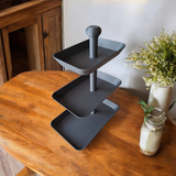 Detail van uitschuifbare sleuf in de bodem van het serveerplateau