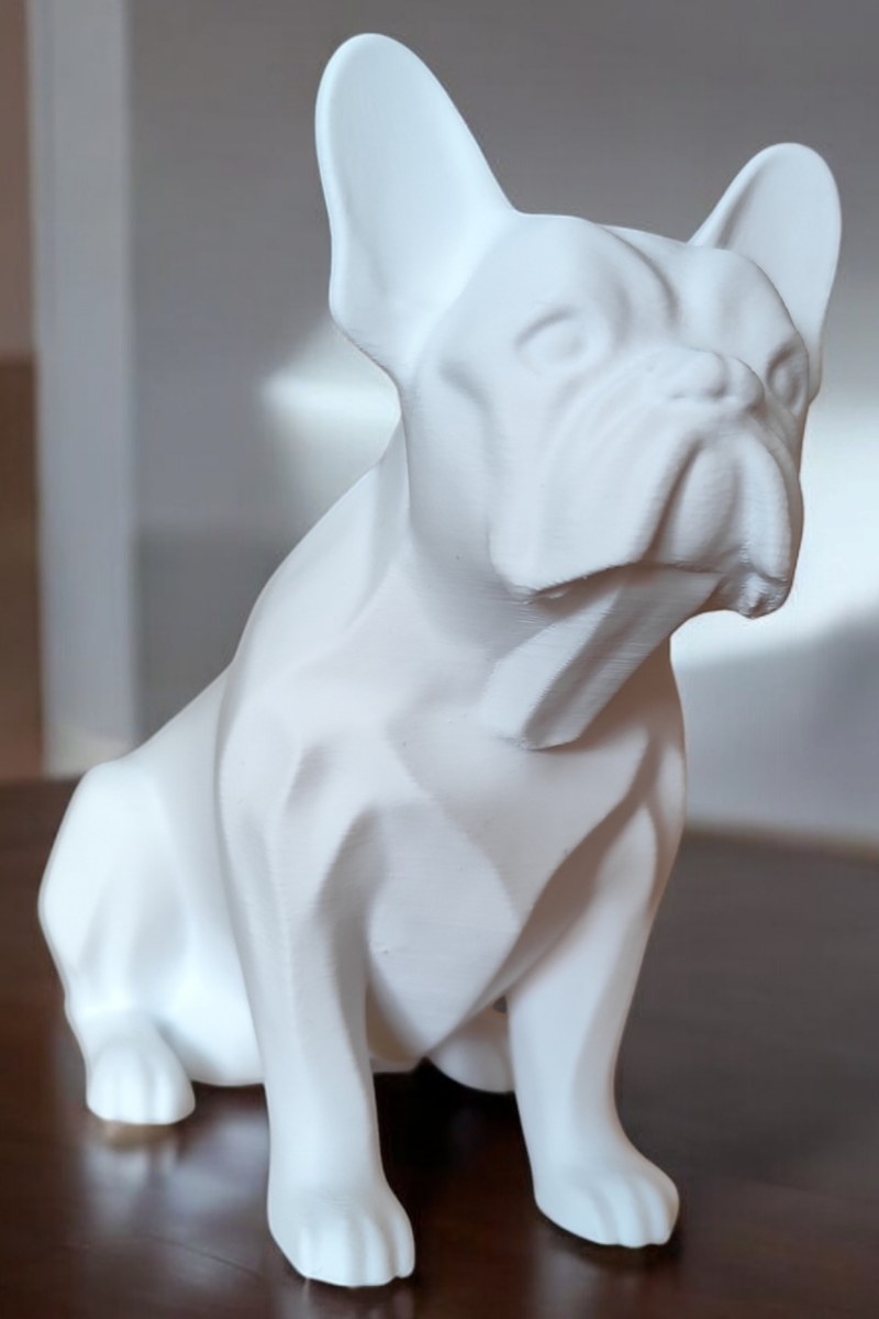 Minimalistische sculptuur van een Franse bulldog in profiel met realistische verhoudingen en strakke lijnen