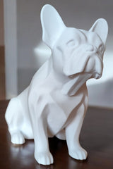 Minimalistische sculptuur van een Franse bulldog in profiel met realistische verhoudingen en strakke lijnen