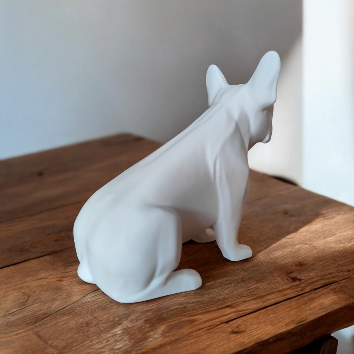Sculptuur van Franse bulldog op witte plank in moderne woonkamer